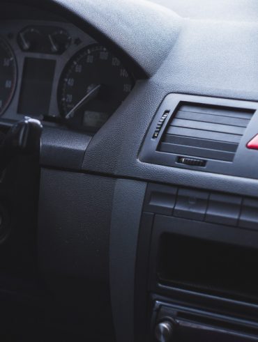 Do molde ao painel: o passo a passo da injeção de peças plásticas automotivas