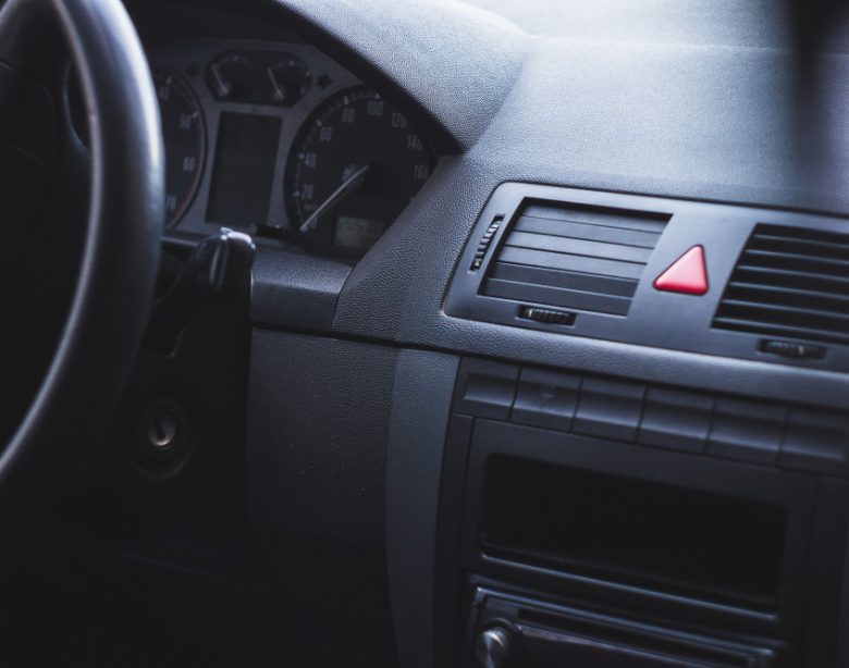 Do molde ao painel: o passo a passo da injeção de peças plásticas automotivas