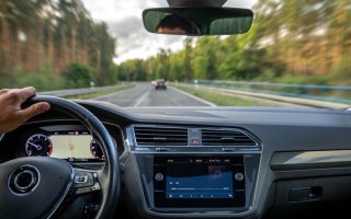 Por que a injeção plástica automotiva substitui componentes metálicos?