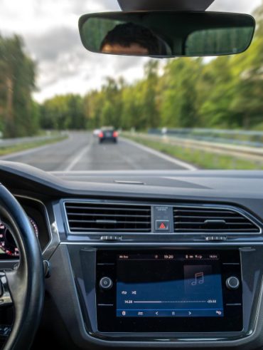 Por que a injeção plástica automotiva substitui componentes metálicos?