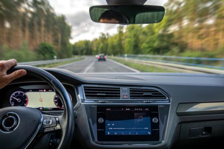 Por que a injeção plástica automotiva substitui componentes metálicos?