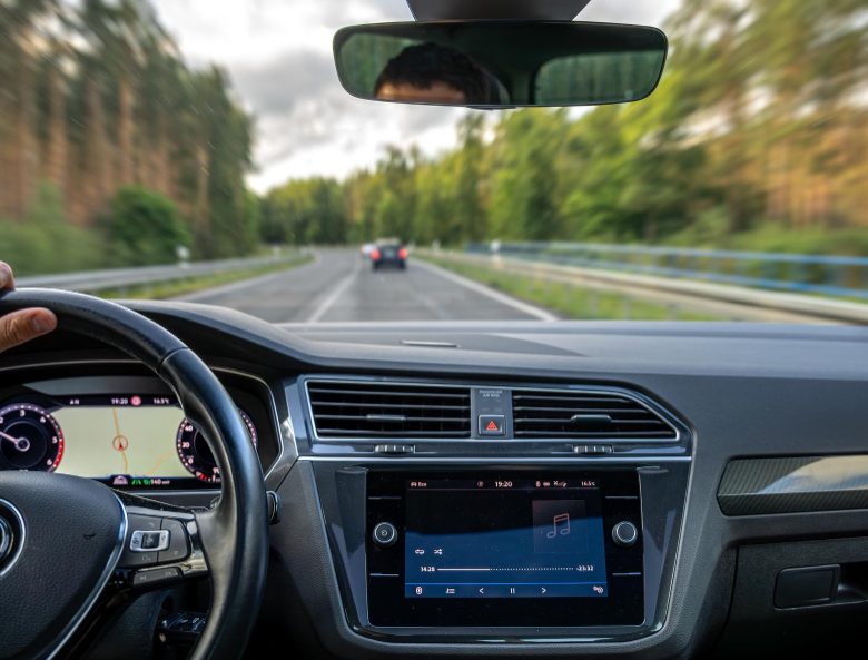 Por que a injeção plástica automotiva substitui componentes metálicos?