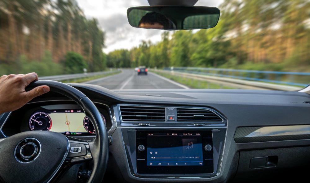 Por que a injeção plástica automotiva substitui componentes metálicos?